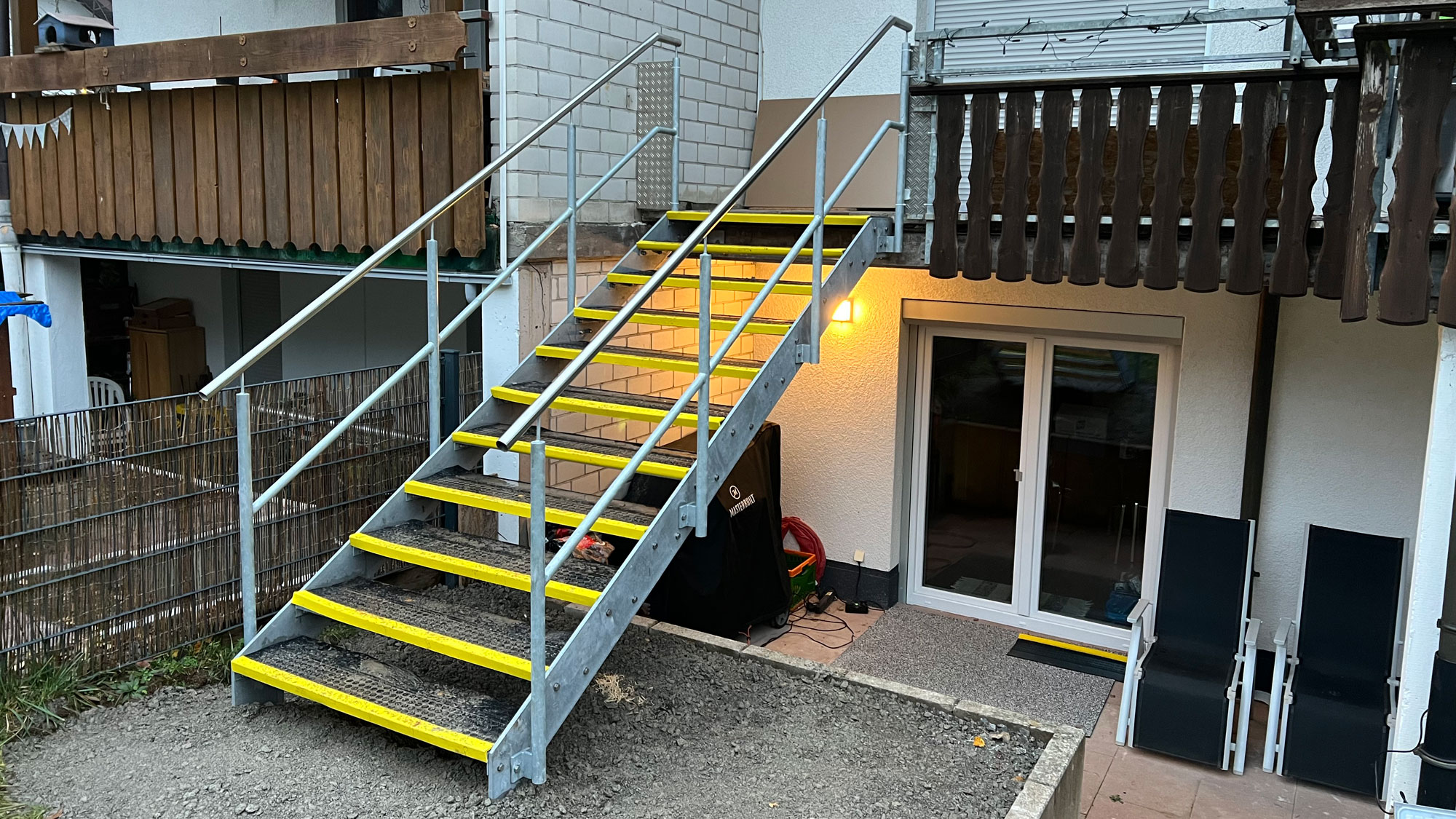 Stahltreppe als Zugang zum Garten