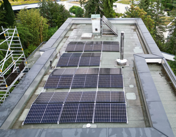 PV-Anlage in Böblingen, Flachdach Einfamilien-Haus, Leistung 8,8 kWp montiert von M&S Metall- und Solarbau GmbH